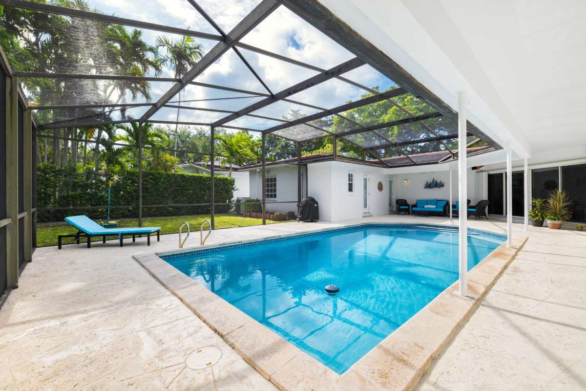 How Dallas Homeowners Choose Pool Service Providers — pool service business insights