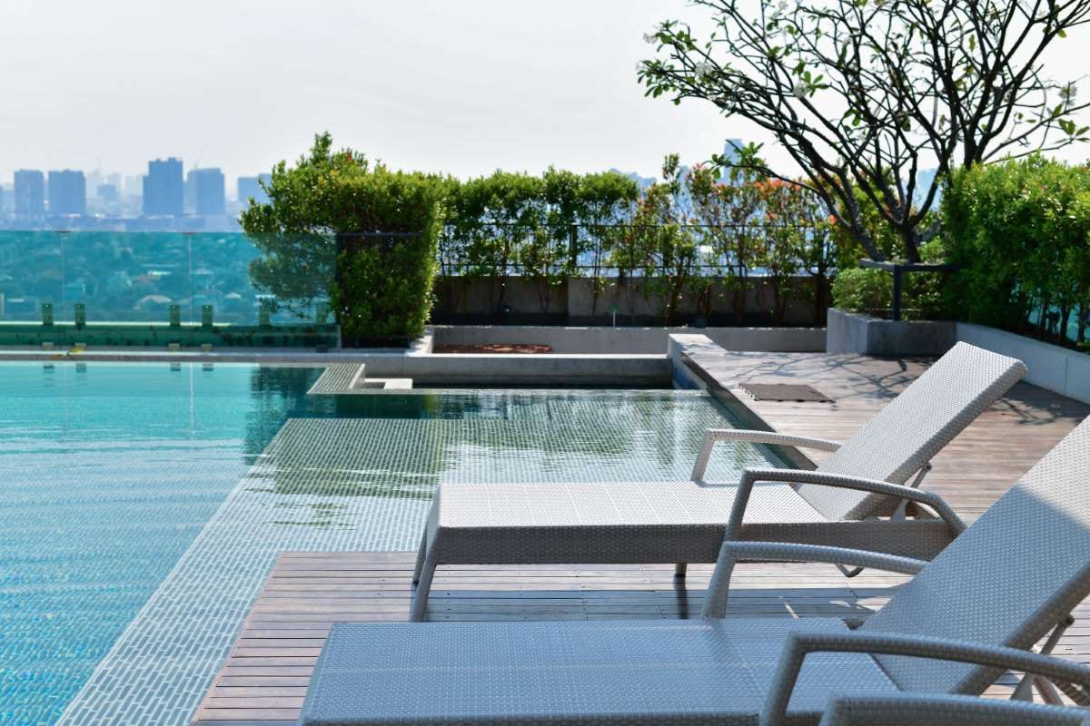 Why Weekly Team Meetings Improve Service Consistency — pool service business insights